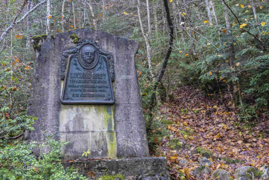 Huesca - parque nacional de Ordesa y Monte Perdido - valle de Ordesa 11 - monumento a Lucient  Brient.jpg